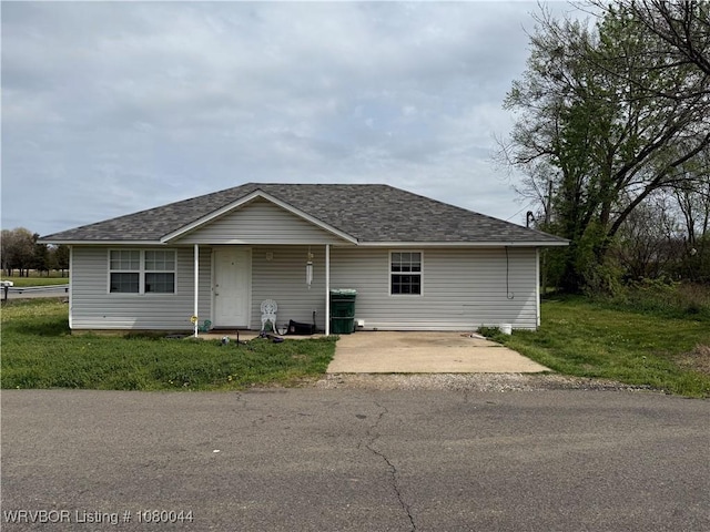200 E Scott Ave, Sallisaw, OK 74955 - view of front facade with roof with shingles and a front yard