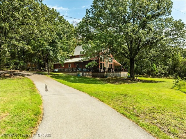 view of front of property featuring a front lawn