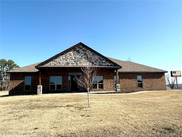 view of front facade with a front yard