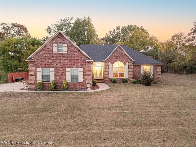 view of front of property with a yard