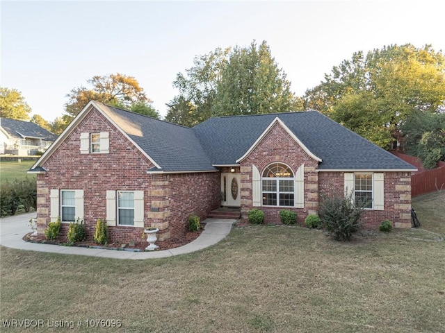 view of front property featuring a front lawn