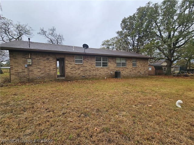 rear view of house featuring a lawn