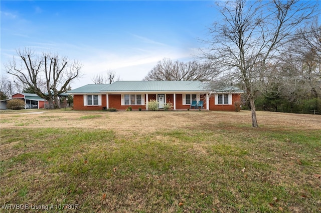 ranch-style house featuring a front yard