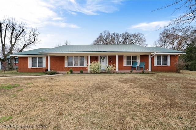 ranch-style home featuring a front lawn