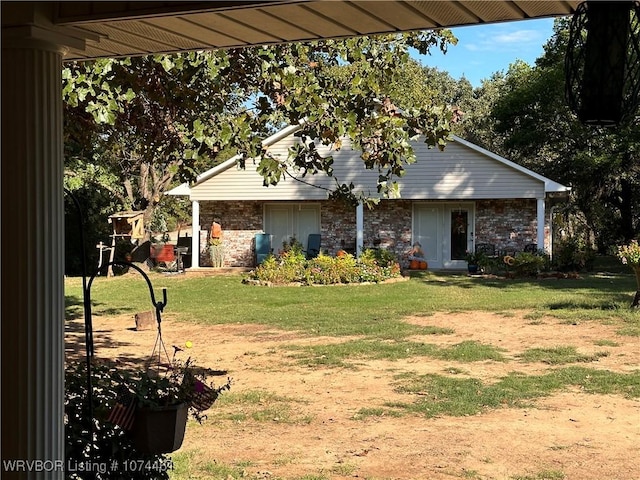 view of front of house featuring a front yard