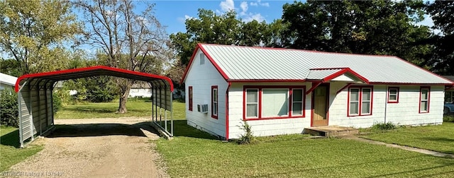 view of front of property featuring a front yard and a carport