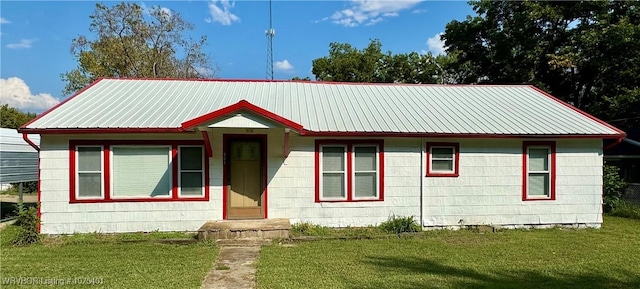 view of front of house featuring a front yard