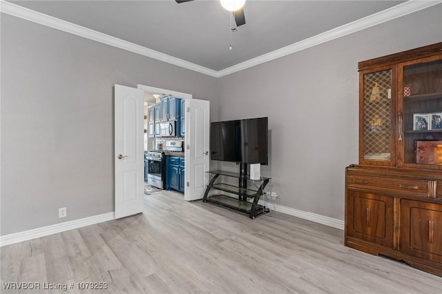 living area featuring light wood-style floors, crown molding, baseboards, and ceiling fan