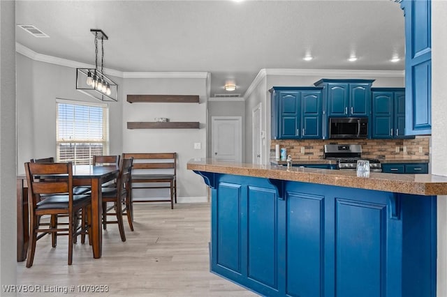 kitchen featuring a breakfast bar, blue cabinetry, tasteful backsplash, and stainless steel appliances