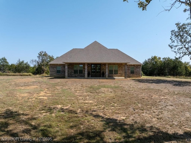 back of house featuring a lawn