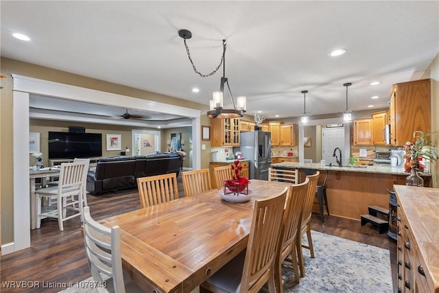 dining area featuring sink, dark hardwood / wood-style floors, and ceiling fan