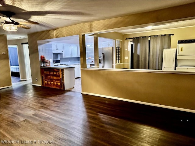 kitchen with stove, dark wood-type flooring, white cabinets, ceiling fan, and stainless steel fridge with ice dispenser