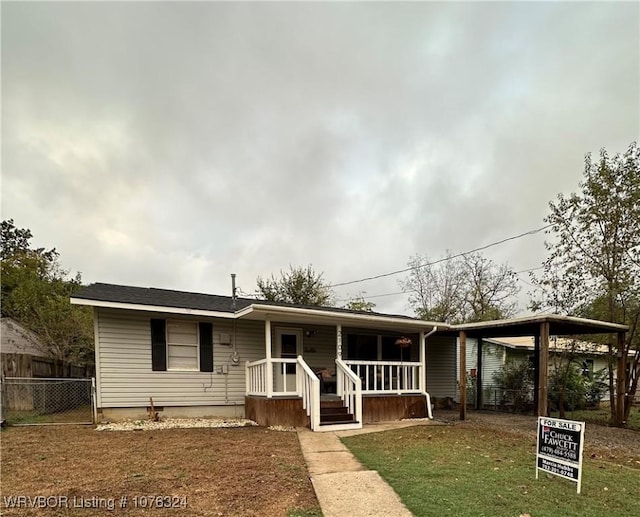 view of front facade featuring covered porch and a front yard