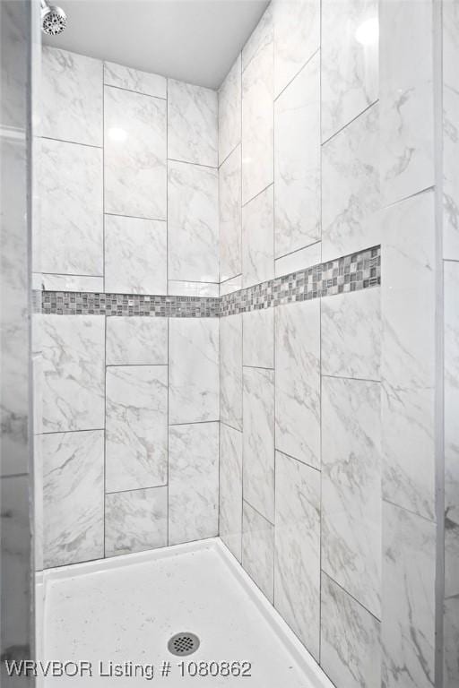 full bath with tiled shower