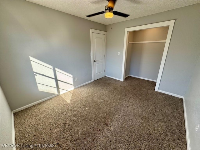 unfurnished bedroom featuring baseboards, ceiling fan, a textured ceiling, carpet floors, and a closet