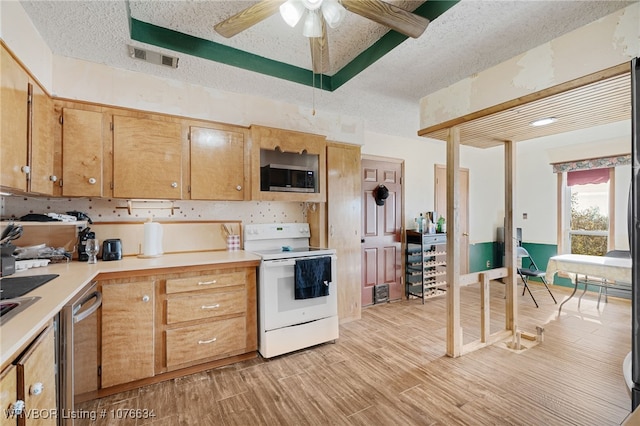 kitchen featuring ceiling fan, light hardwood / wood-style flooring, stainless steel appliances, and a textured ceiling