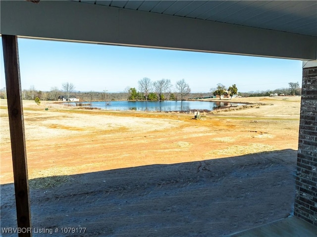 view of yard featuring a water view