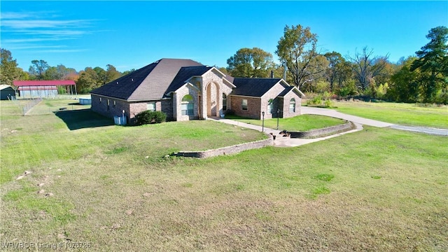 ranch-style home featuring a front lawn