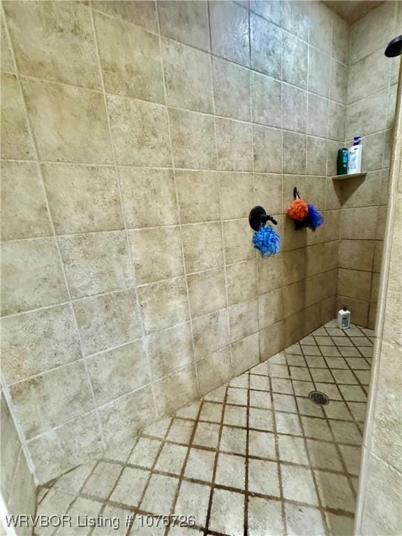 bathroom featuring a tile shower