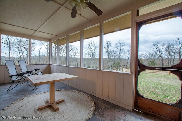 sunroom with ceiling fan