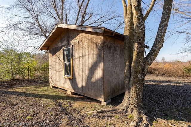 view of side of property featuring a storage shed