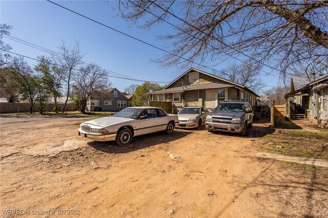 view of front of property featuring dirt driveway