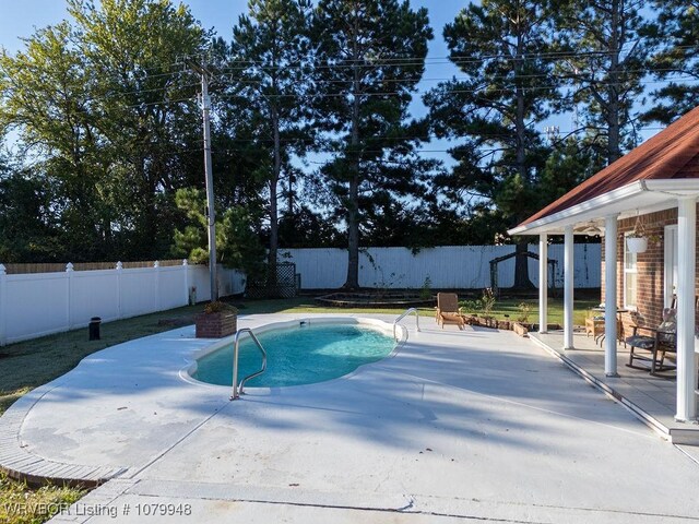 6408 Southfield Dr, Fort Smith, AR 72916 - view of swimming pool with a patio, a fenced in pool, and a fenced backyard