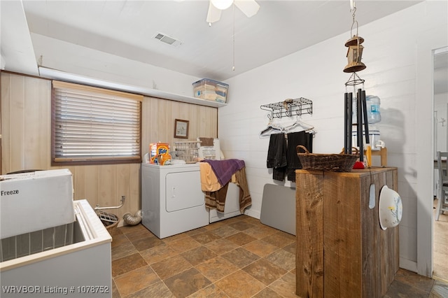 clothes washing area featuring ceiling fan and independent washer and dryer