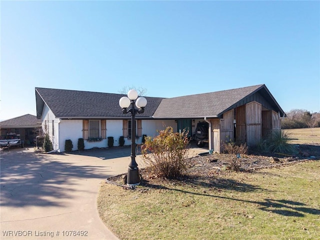 view of front of home featuring a front lawn