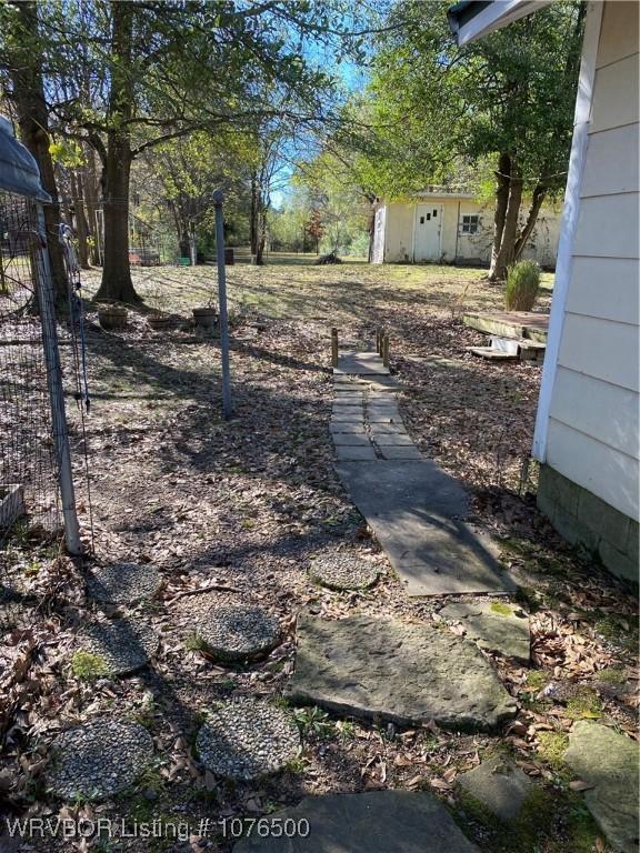 view of yard featuring a storage shed