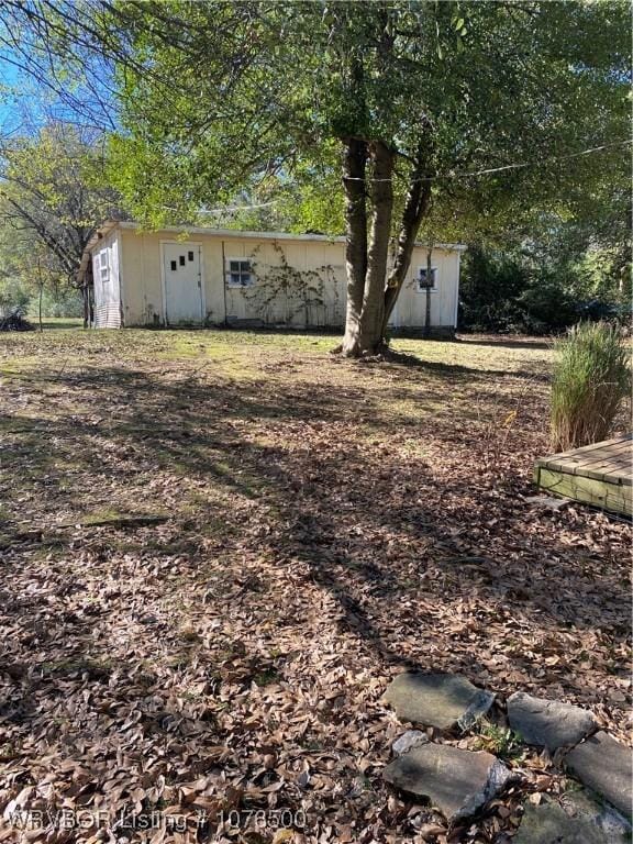 view of yard with a shed