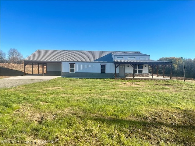 view of front of house with a carport and a front lawn