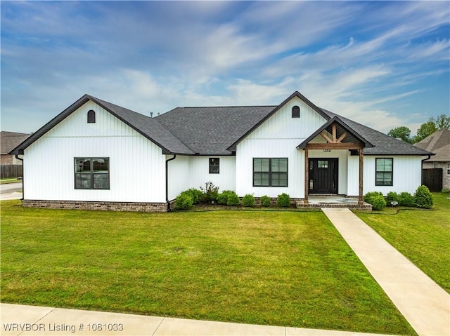 2803 Turtle Creek Dr, Lavaca, AR 72941 - modern farmhouse style home featuring a front yard and a shingled roof