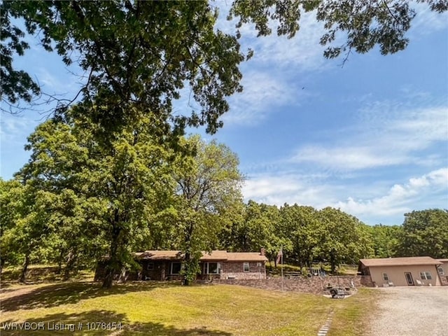 view of front of property featuring a front lawn