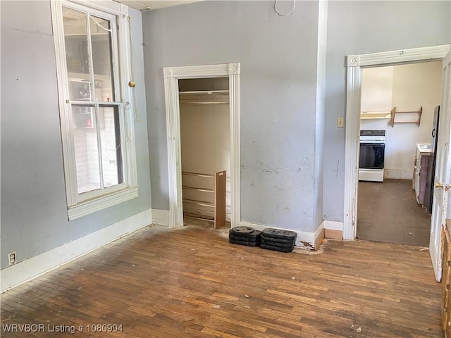 300 17th St, Fort Smith, AR 72901 - unfurnished bedroom featuring wood finished floors, baseboards, and a closet