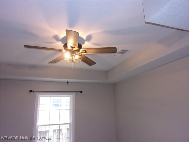 818 N 3rd St, Ozark, AR 72949 - detailed view of ceiling fan