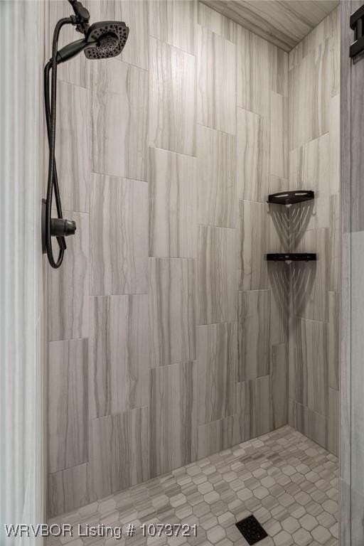 bathroom featuring tiled shower