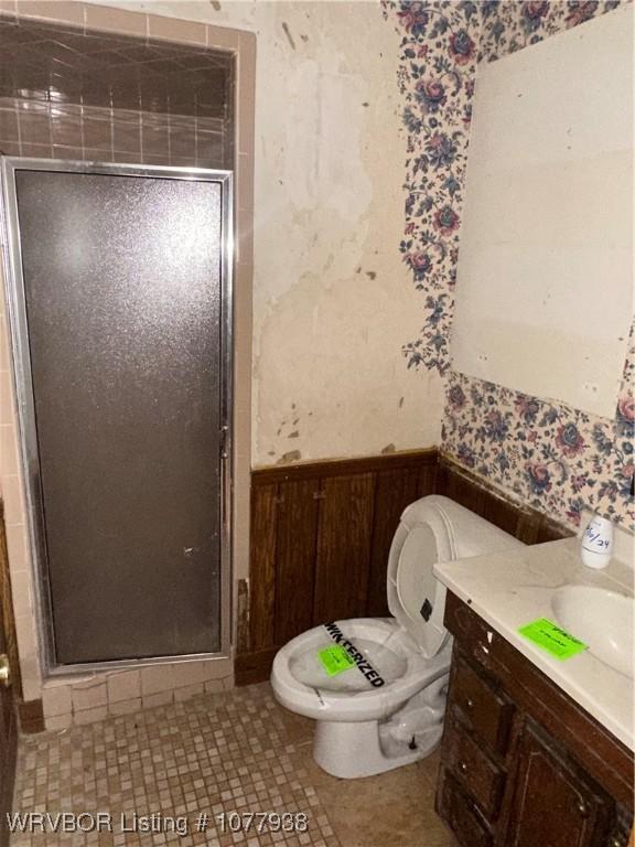 bathroom featuring walk in shower, vanity, and toilet