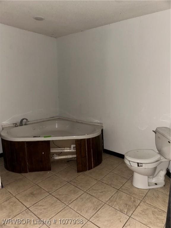 bathroom featuring toilet and a bathtub