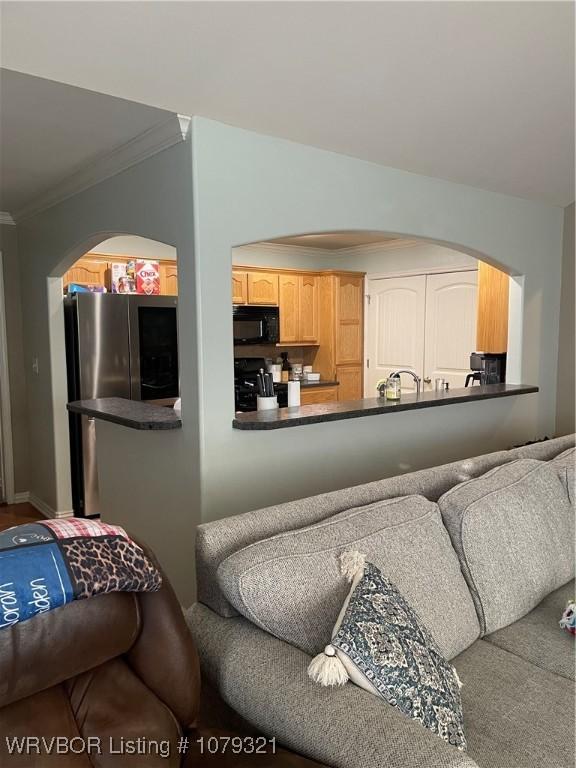 living room featuring baseboards and crown molding