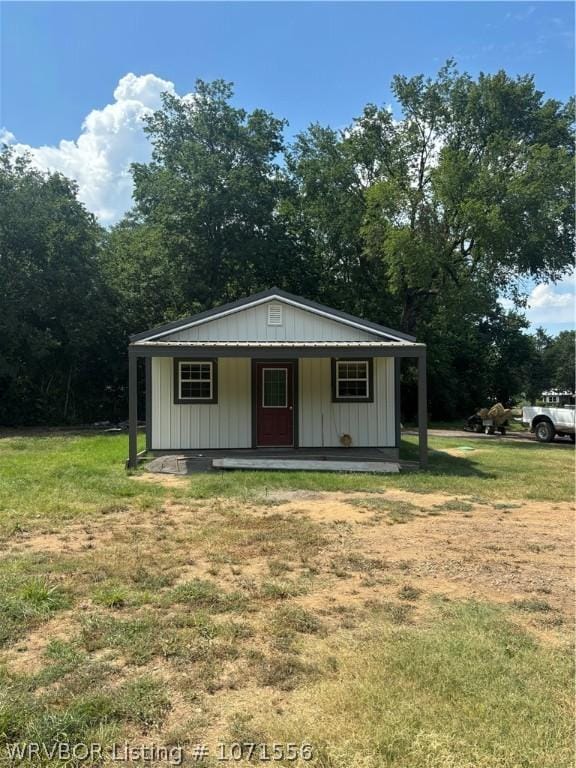 view of front of property featuring a front yard and a porch