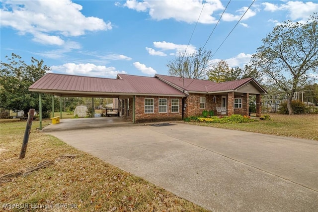 view of front of property featuring a front yard and a carport