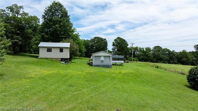 view of yard featuring an outdoor structure