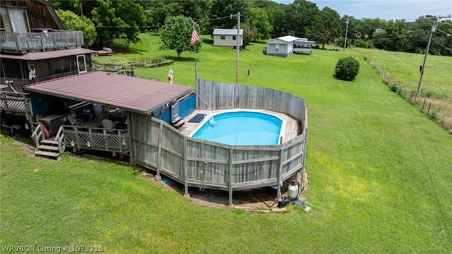 view of swimming pool featuring a yard