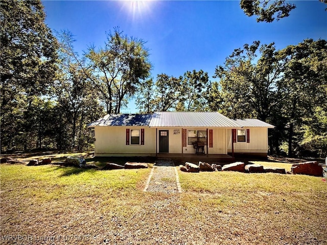 view of front of house featuring a porch and a front yard