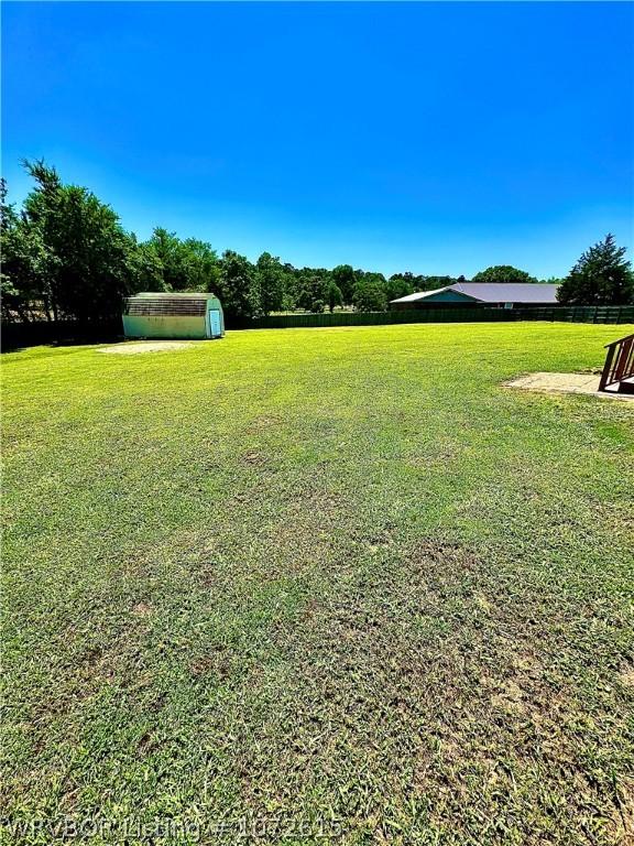 view of yard featuring a storage unit