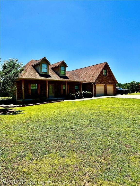 view of front facade with a front yard