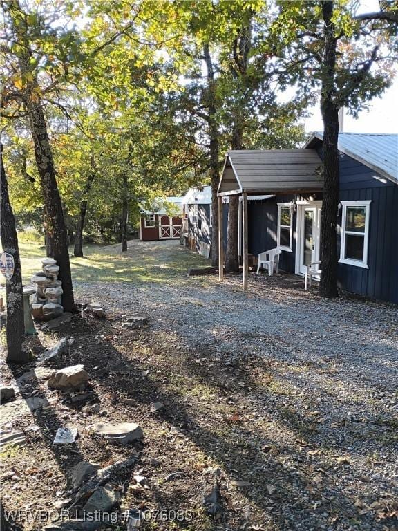 view of yard featuring an outbuilding