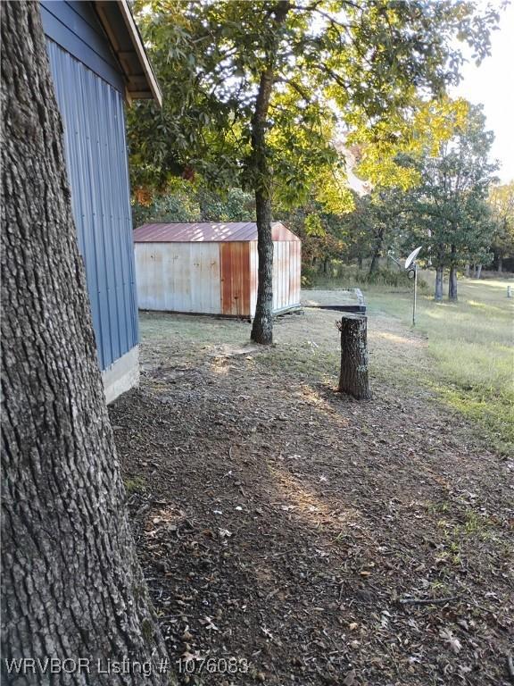 view of yard featuring an outbuilding