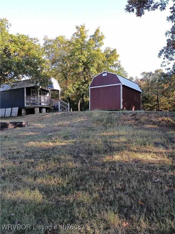 view of yard with an outdoor structure